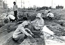 403363 Afbeelding van archeologen tijdens het opgraven van de restanten van het Kasteel Vredenburg op het Vredenburg te ...